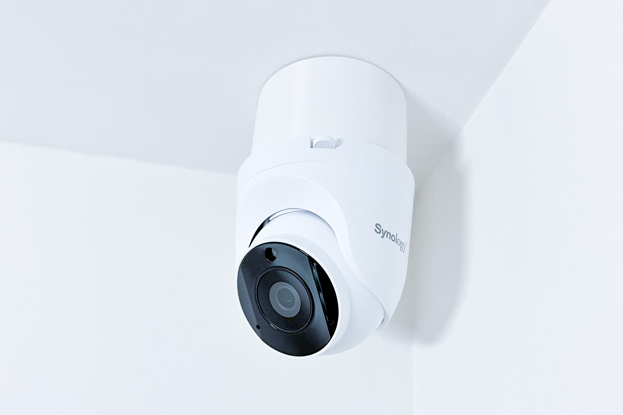 Obrázek SYNOLOGY držák s krytkou kabelů pro kamery TC500 na stěnu a strop, bílý