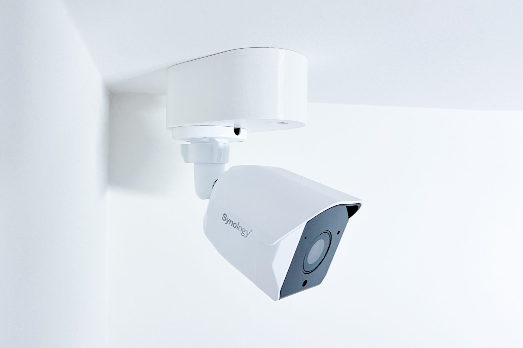 Obrázek SYNOLOGY držák s krytkou kabelů pro kamery BC500 na stěnu a strop, bílý